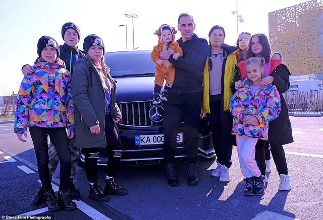 切尔内茨一家九口人 图自英媒 