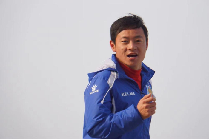 郭传俊在球场上奔跑。 施卫海供图