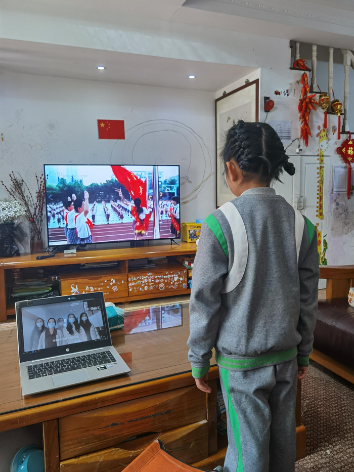 上海师范大学附属宝山潜溪学校一（2）班东止西同学参加升旗仪式