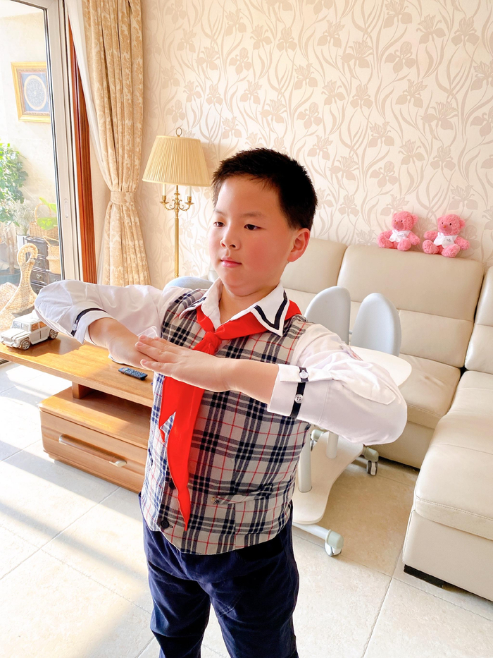 上海市民办宏星小学四4班李瀚骞同学参加早锻炼