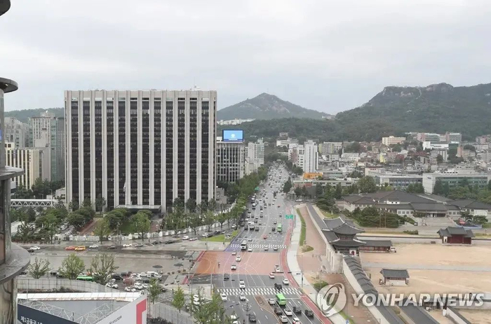 首尔中央政府大楼，右侧的门即为光化门 图片来源：韩联社