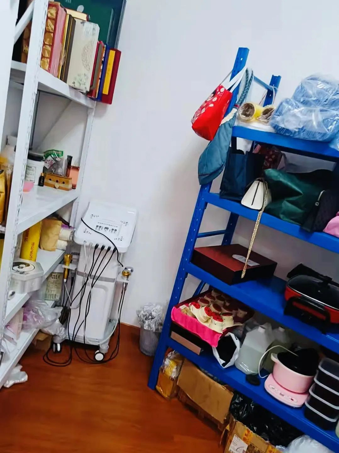 涉事养生馆内陈列的各类仪器  受访者 供图