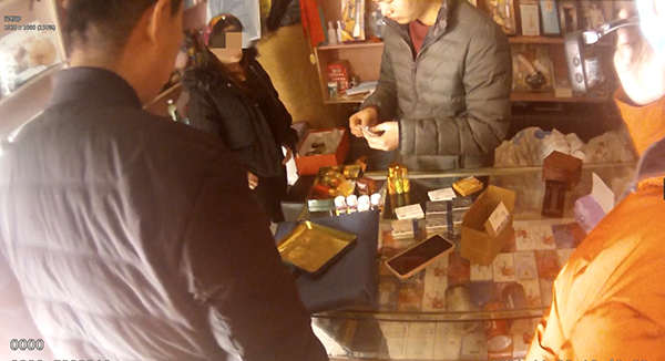 民警在该店内查获大量违规保健品。江北警方供图