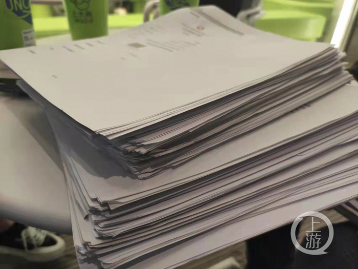 ▲欧先生受部分学员委托办理的登记文件。摄影/上游新闻记者 宋雨桐