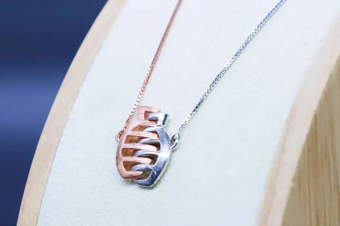       △ 双连壶“相拥”项链 河南博物院     