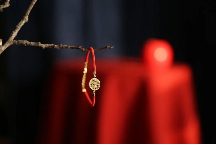       △ 长乐未央红手绳 中国国家博物馆     