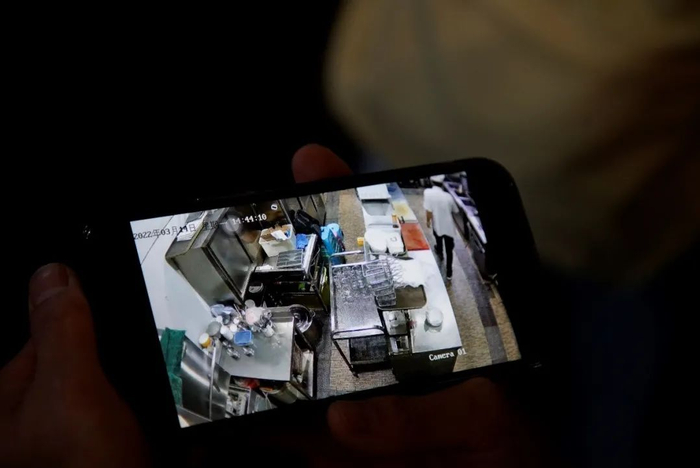 通过外卖APP可实时察看后厨情况。 江北区市场监管局供图