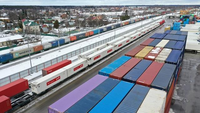 圣彼得堡铁路线上的集装箱，图自塔斯社 