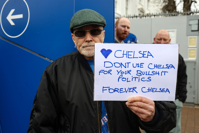 切尔西球迷打出标语：别把切尔西拽入你们肮脏的政治。