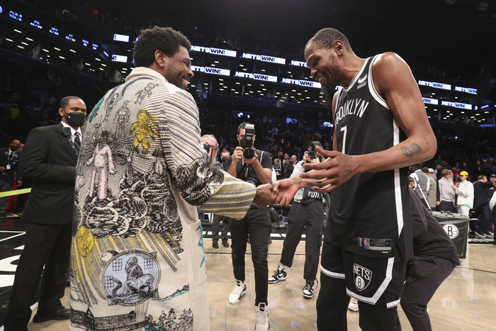 欧文和杜兰特击掌。