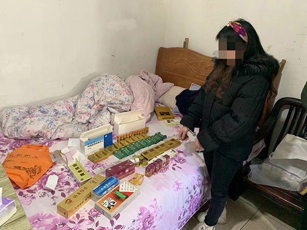 犯罪嫌疑人潘某某指认赃物。江北警方供图