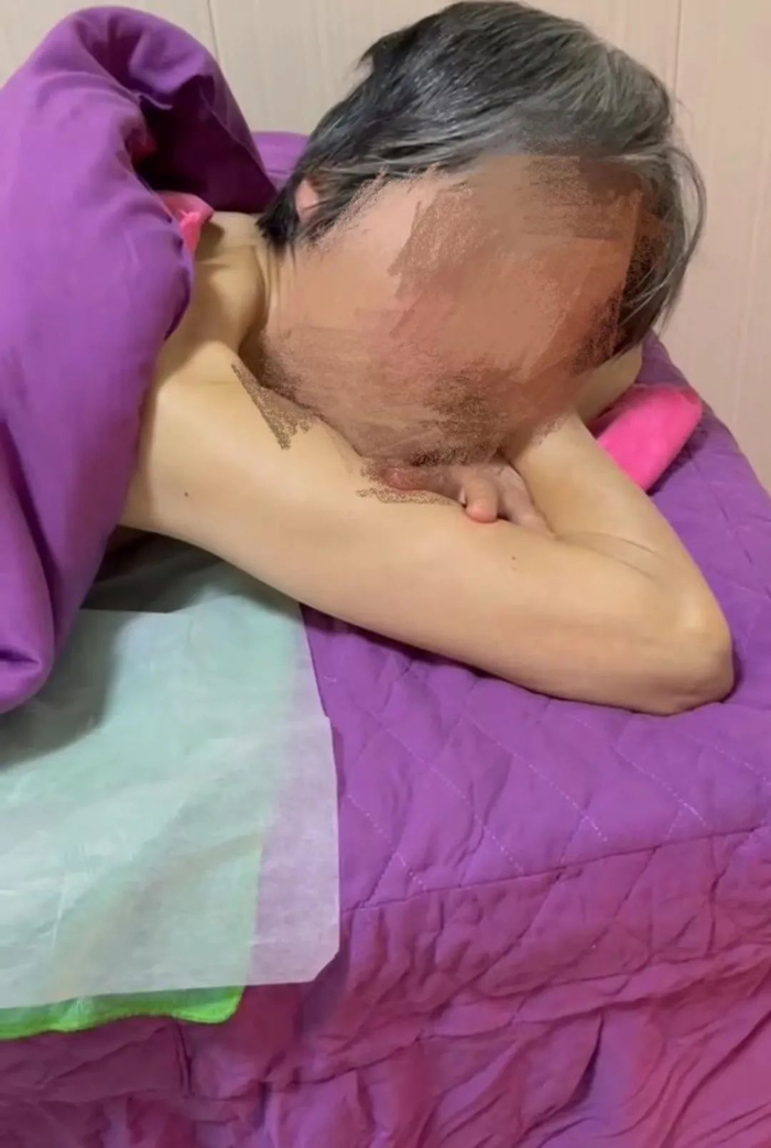 一名老年客户正在接受按摩 受访者 供图