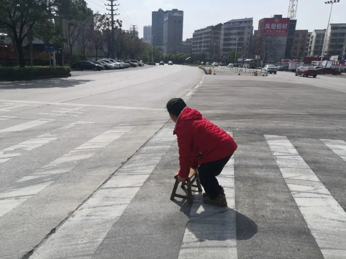 ▲陈新平需要穿过六车道的马路才能到达医院。新京报记者 李冰洁 摄