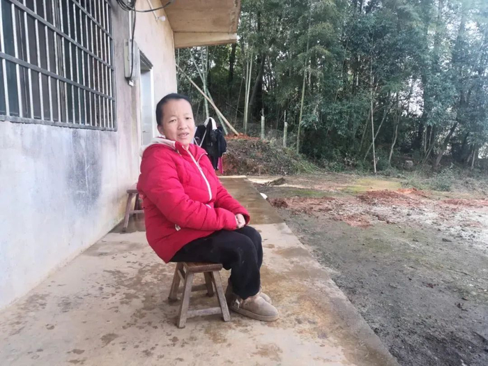 ▲3月7日，陈新平难得空闲，在家门口玩手机。新京报记者 李冰洁 摄