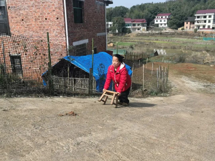 ▲陈新平家门口接近45度的斜坡，是她出门的第一道障碍。新京报记者 李冰洁 摄