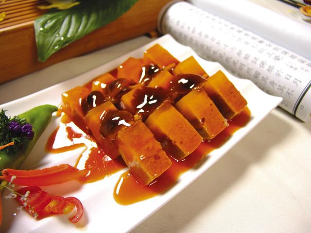 以大豆蛋白、魔宇为主要食材的“东坡肉” 供图：新华社