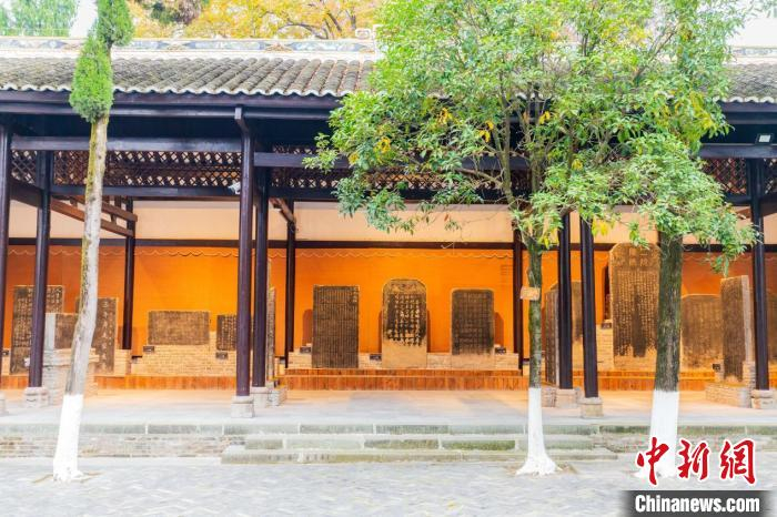 图为白帝庙的诗词碑林。　黄维正 摄