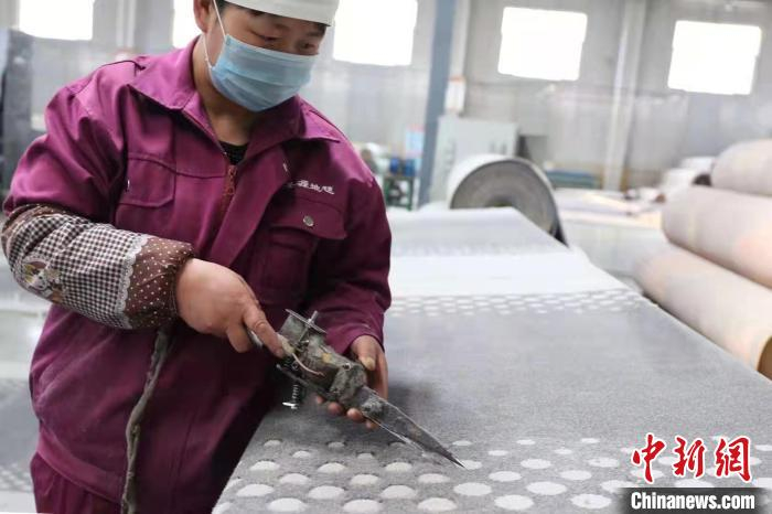 图为青海圣源地毯集团有限公司工厂内的工人。　受访者供图
