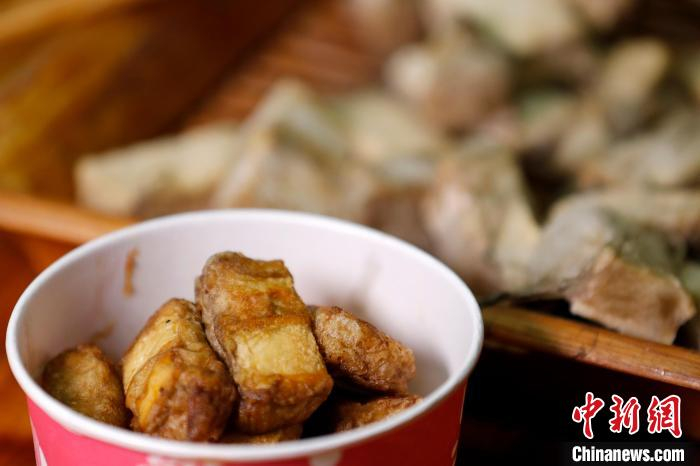 煎炸烹饪完成的徽州毛豆腐。　施亚磊 摄
