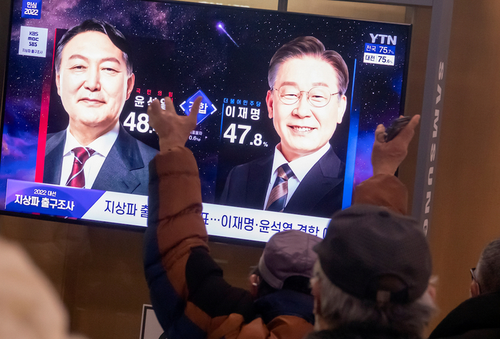 2022年3月9日，韩国首尔，市民关注选举结果。