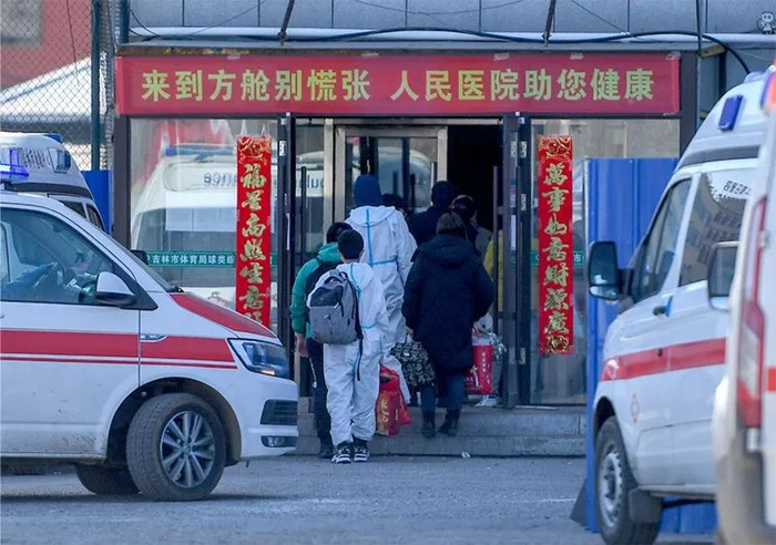 3月11日，救护车接送患者入住吉林市昌邑区方舱医院。新华社记者 张楠 摄