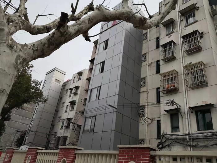 上海国和路某小区4号房型（或类似）将电梯横着挂在楼梯折返处。无窗部分为电梯井。出电梯后右转进入各楼层平台。赵忞 图