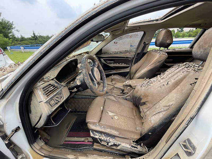 一停车场内的泡水车。人民视觉 图