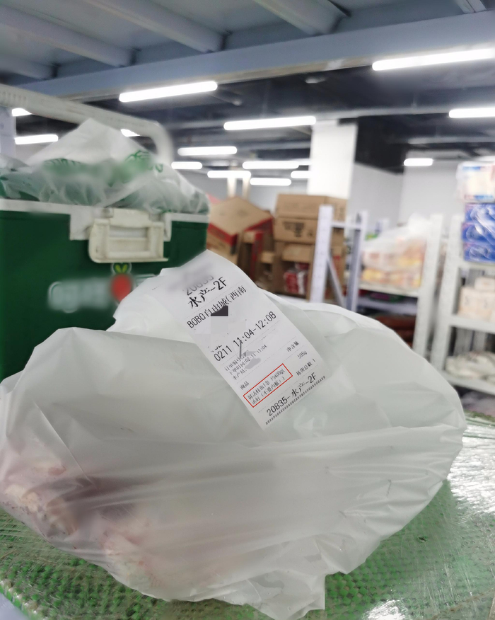 ▲2月11日，一条处理好的死桂鱼正等待配送，小票单上印有“鲜活桂鱼、杀好（不要内脏）”字样。新京报记者 王瑞文 摄