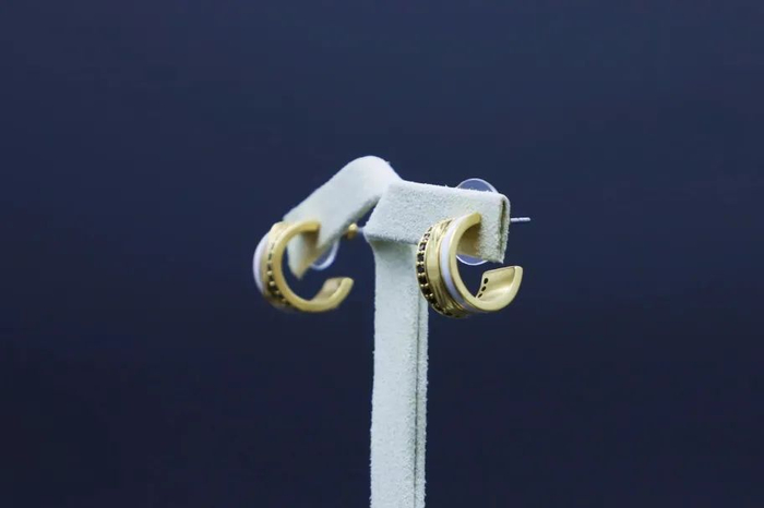       △ 梦回良渚原创珐琅耳钉 良渚博物院     