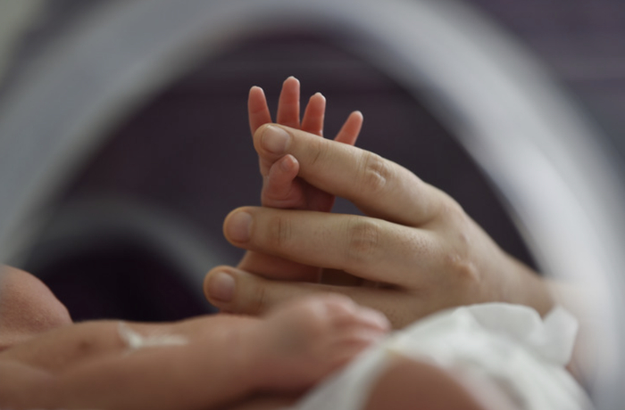 ▲刚出生的婴儿。图/新华社