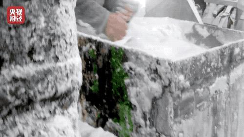 ▲记者暗访发现，禹州夏都三粉厂内环境脏乱，加工粉条的机器上布满污渍。图片来源/央视截图