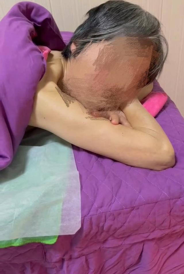一名老年客户正在接受按摩 受访者 供图