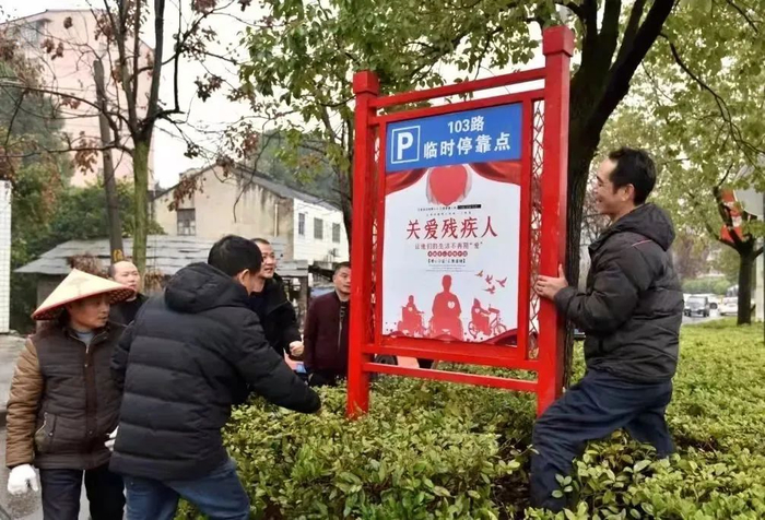 ▲1月24日，娄底市公交公司在眼科医院门外的花坛处设置临时站牌。受访者供图