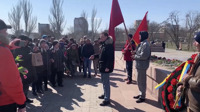 俄国防部15日发布的纪念苏军1944年解放赫尔松活动的视频截图，该男子斥责长明火的熄灭，“应该让那些商人在私囊中燃烧”