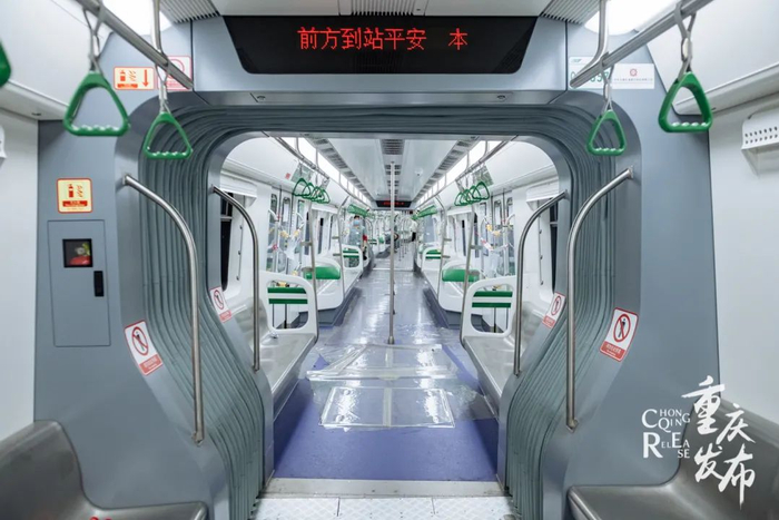 重庆单轨2号线8编组列车车厢内部。 