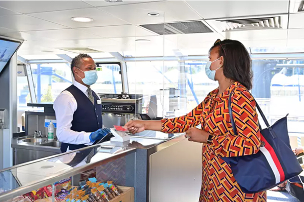 船上吧台。图片来源：河流巴士官网