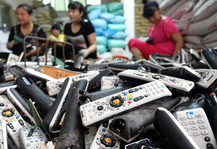 ▲昔日的中国废旧电子电器之都广东汕头贵屿镇 （图片来源/视觉中国）