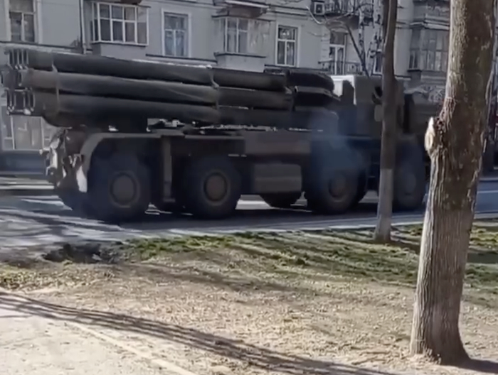 社交网站上俄军“龙卷风”火箭炮系统开进赫尔松市区的视频截图
