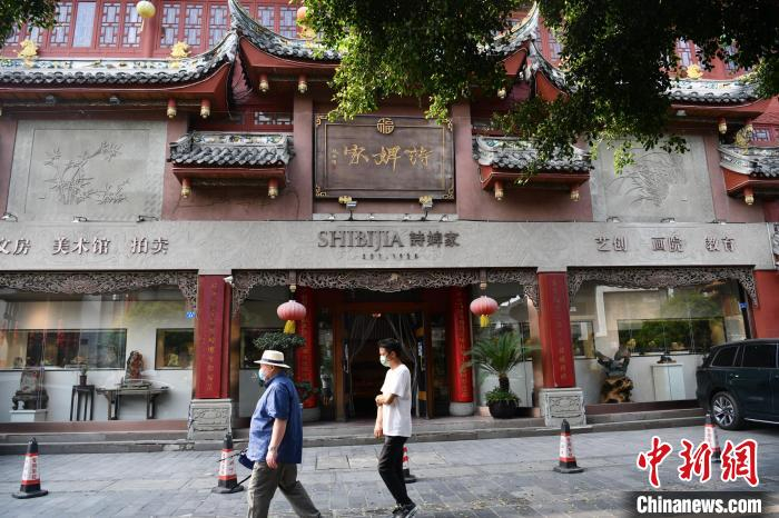 市民从诗婢家前经过。　张浪 摄