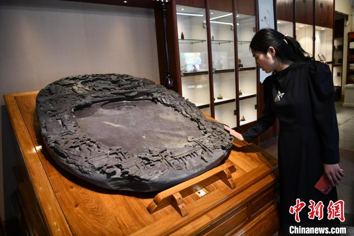 诗婢家陈列的端砚-大观园。　张浪 摄