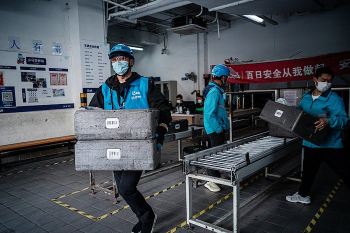 盒马员工配送。图片来源：盒马