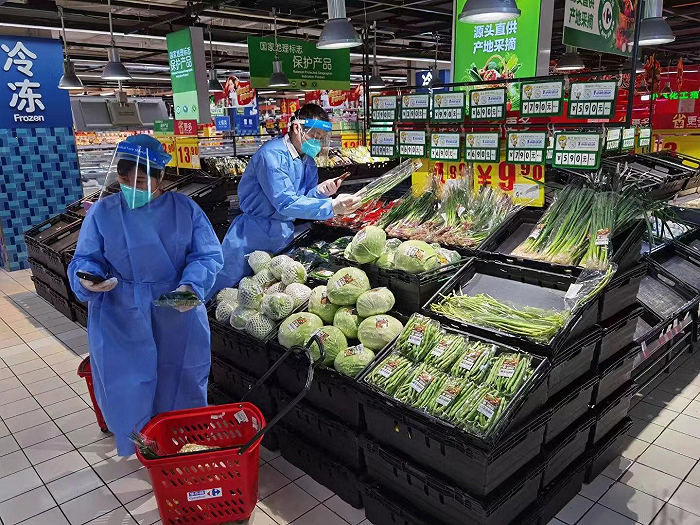 家乐福员工正在分拣菜准备配送。图片来源：家乐福