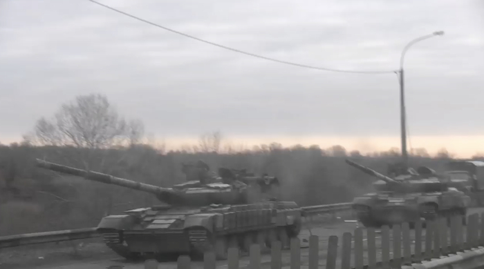 俄军15日公布的视频中，据称是被乌军抛弃在赫尔松州公路上的装备