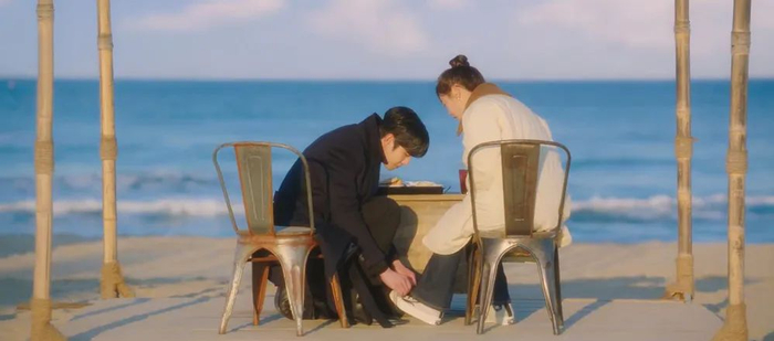 女主鞋带松了，他会细心地给她系好。