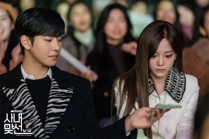 男主给哭泣的女主递上手帕。