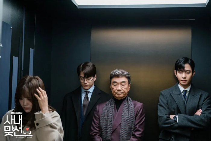 在公司里，申夏莉的日常是犹抱琵琶半遮面。