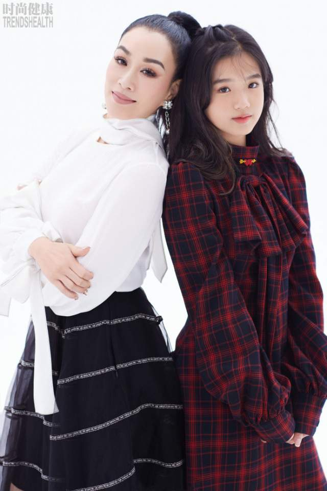 钟丽缇与俩女儿写真曝光，Jaden颜值逆袭星范儿足，考拉最像妈妈|母女|继父|合体|姐妹情深|气质_新浪娱乐_新浪新闻