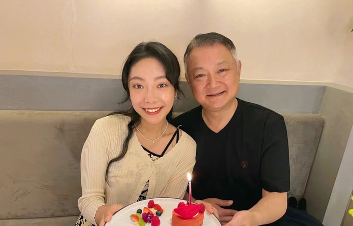 欧阳奋强晒全家福为爱女庆生!妻子肤白气质佳,女儿高颜值神似妈