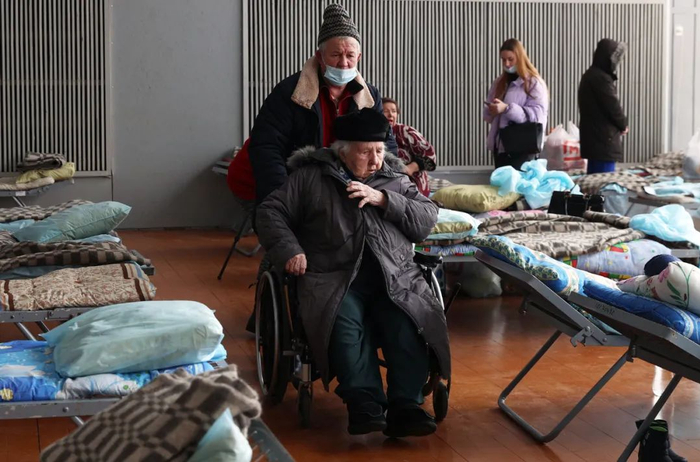 当地时间3月16日，乌克兰民众从顿巴斯地区撤离抵达俄罗斯罗斯托夫的难民营地。图/IC photo