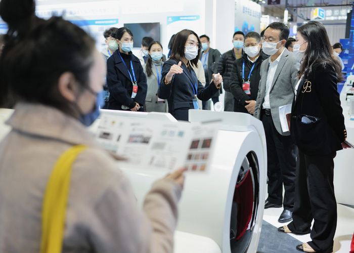 2021年12月27日，广东深圳，第二十三届中国国际高新技术成果交易会开幕，嘉宾参观参展商展示的营养空间载体。图/IC photo